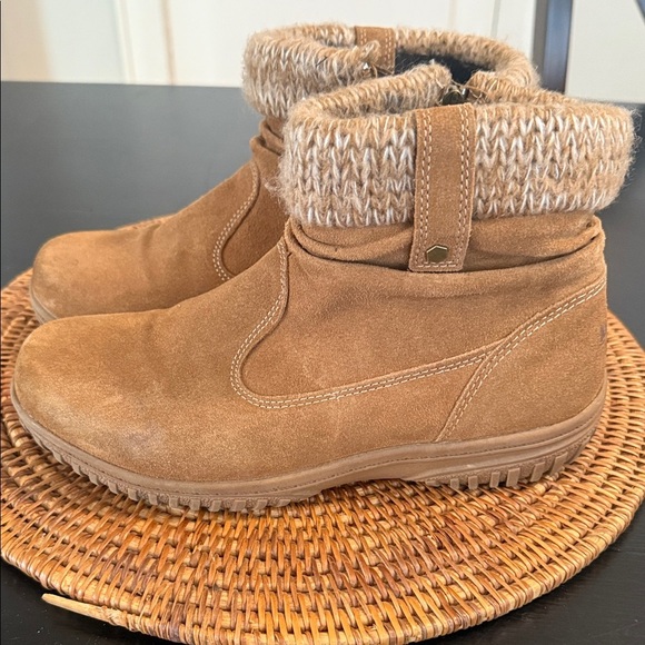 Khombu Cozy Tan Ankle Boots - Picture 1 of 8